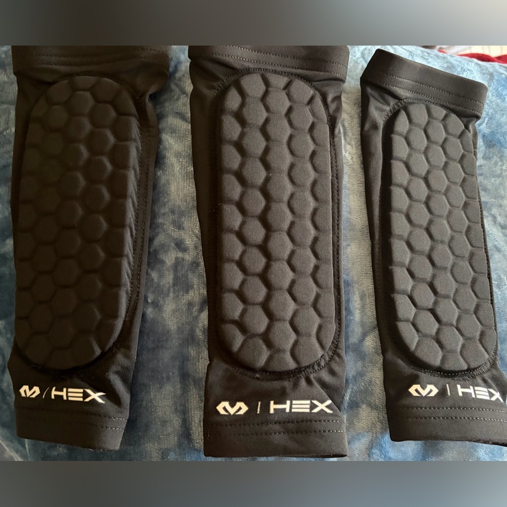 MCDAVID YOUTH HEX ARM PADS
SIZE XS
PRICED FOR ONE ARM PAD
IF YOU BUY ALL 3 $50